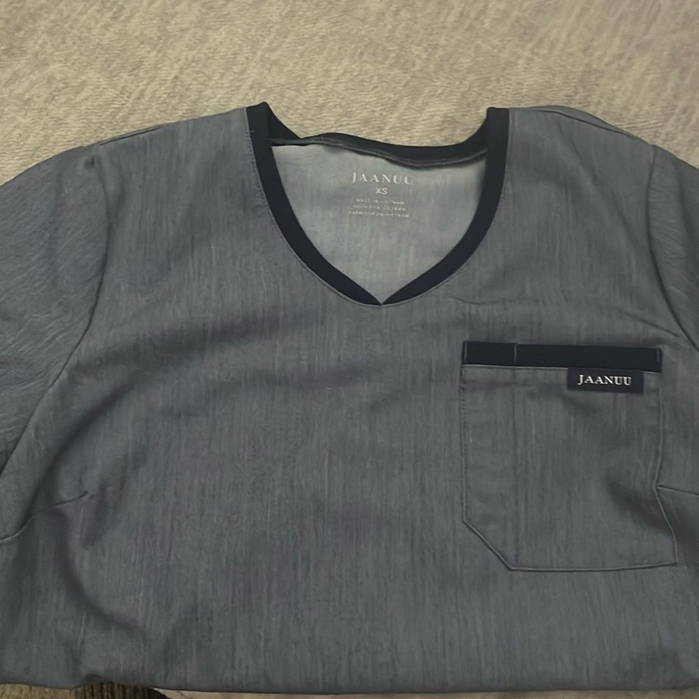 Jannuu scrub top XS